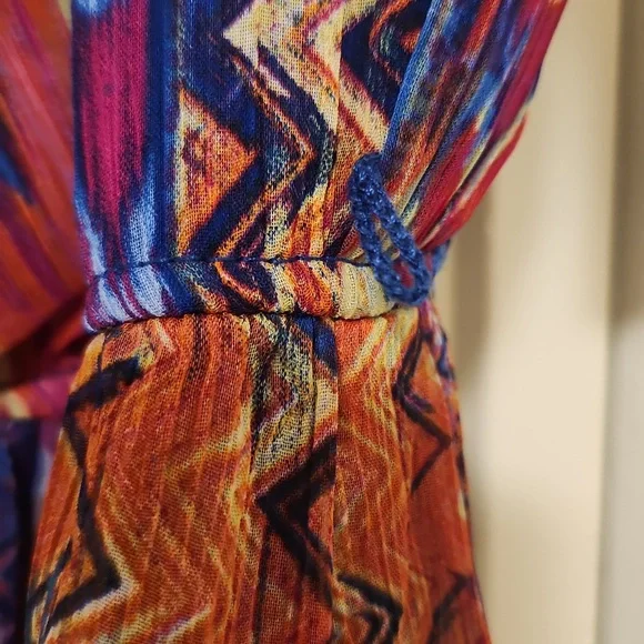 Colorful dress! It has belt loops to show your curves by adding a belt💃🏽 - Picture 5 of 7